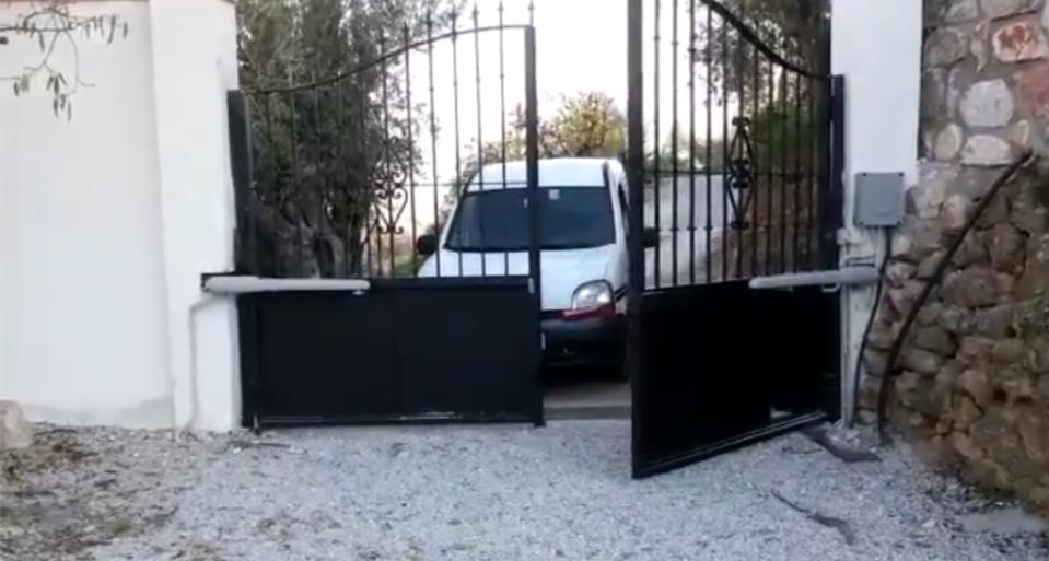 Función de Paso Peatonal Wingo 5024 Detalle de apertura de una sola hoja para paso peatonal en cancela batiente NICE Wingo 5024.