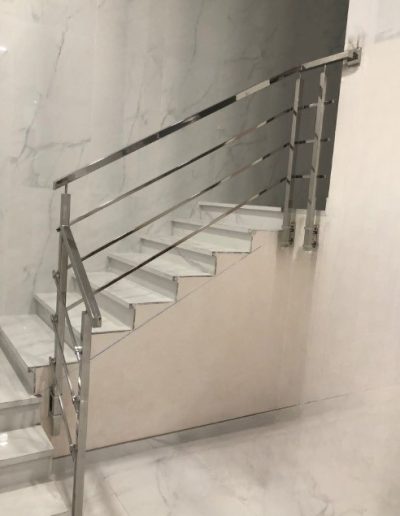 Barandilla de seguridad con sistema de anclaje frontal para escaleras