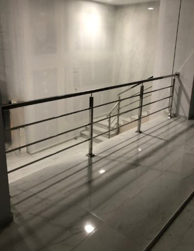 Barandilla de acero para escalera de mármol con diseño ligero