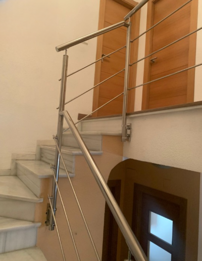 Barandilla de seguridad para escalera interior con pasamanos circular