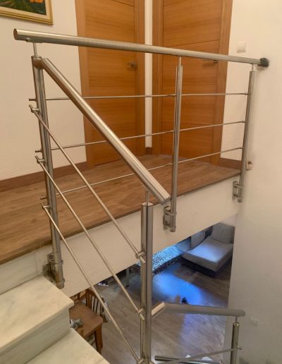 Barandilla de seguridad modular con postes verticales y pasamanos circular