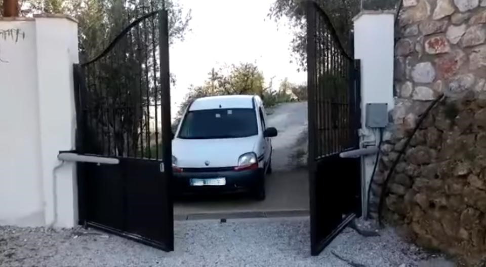 Automatización de Cancela Doble Residencial Cancela batiente de dos hojas con motores NICE Wingo 5024 de 24V en funcionamiento sincronizado.