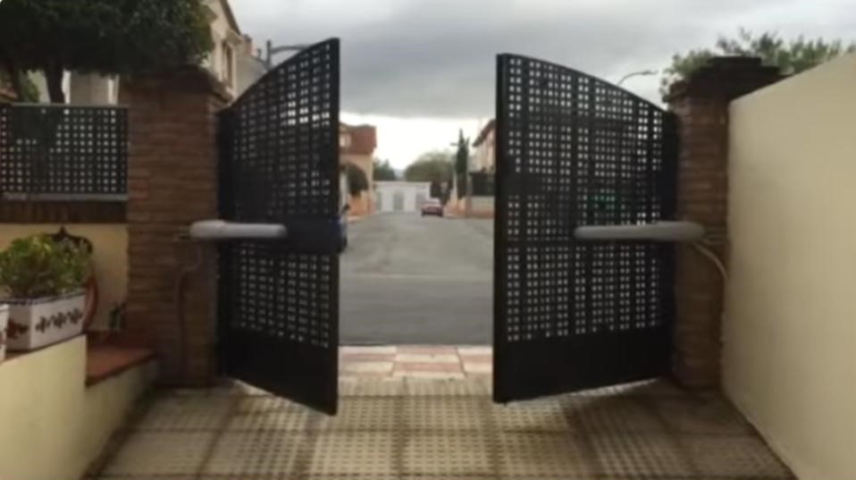 Cierre Sincronizado de Puerta Batiente con NICE Wingokit Captura de video del cierre de una puerta de dos hojas batientes mediante motores NICE Wingokit.