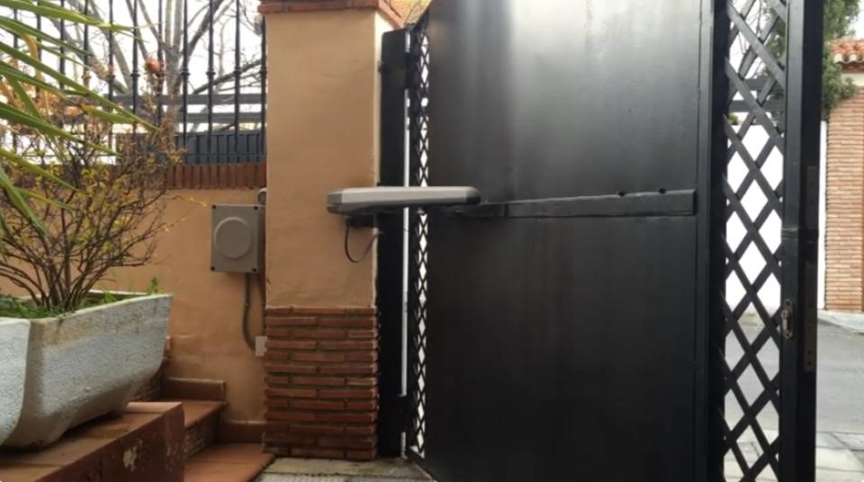 Automatización con Motor NICE Toona 5624I y Central MC824HR Brazo electromecánico NICE Toona 5624I instalado en puerta abatible con central de mando inteligente.