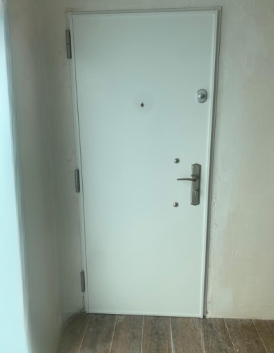Puerta acorazada de seguridad en acabado blanco para vivienda