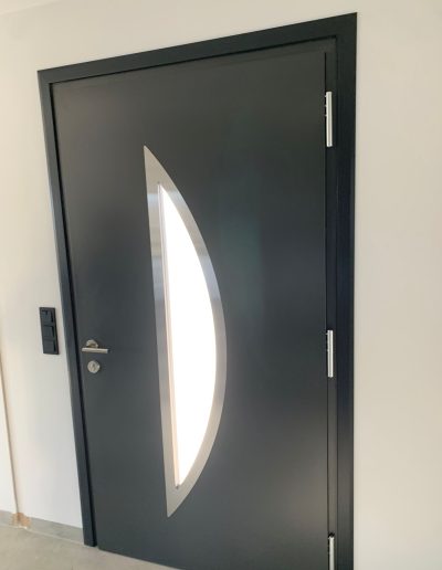 Puerta acorazada de entrada con cristal decorativo traslúcido