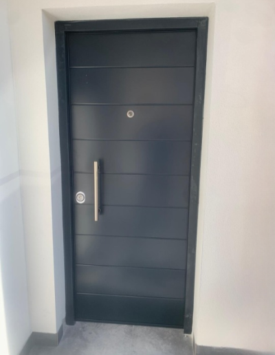 Puerta acorazada de seguridad con diseño de lamas horizontales