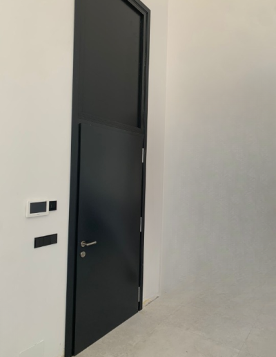 Puerta de entrada acorazada con panel fijo superior de seguridad