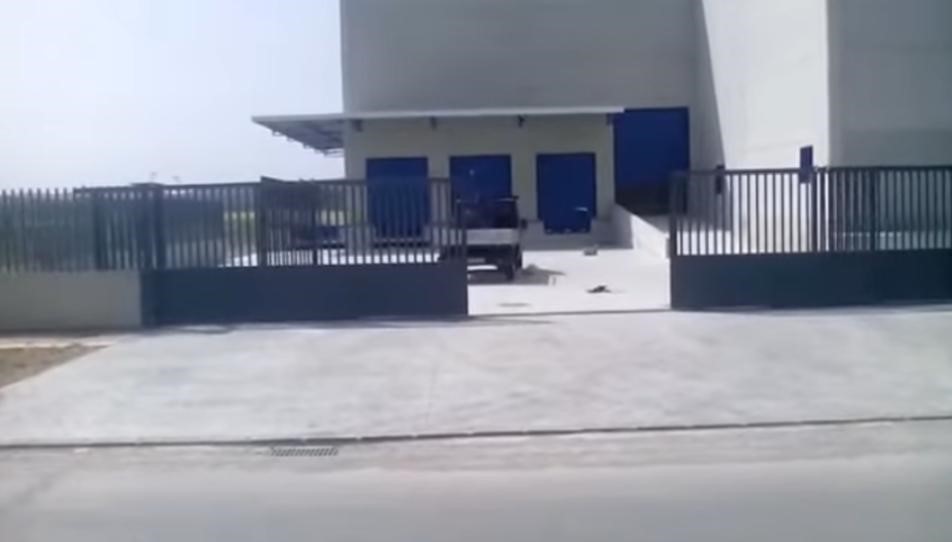 Instalación de Puerta Telescópica Industrial Vista de una puerta telescópica en movimiento de repliegue con motor NICE Run 2500.