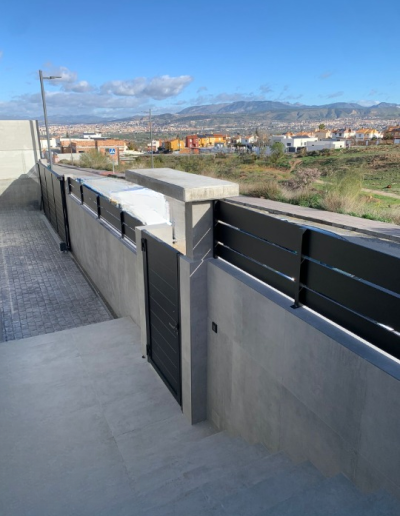 Valla de lamas horizontales solapadas con estructura robusta para jardín